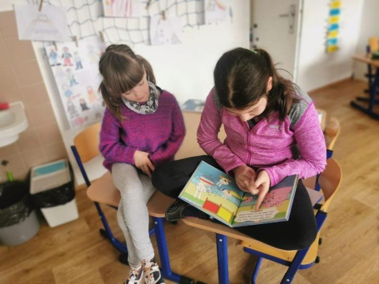 Tutorské čtení šesťáků prvňáčkům Tutorské čtení šesťáků prvňáčkům