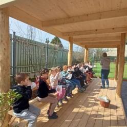 Prvňáčci testují venkovní učebnu