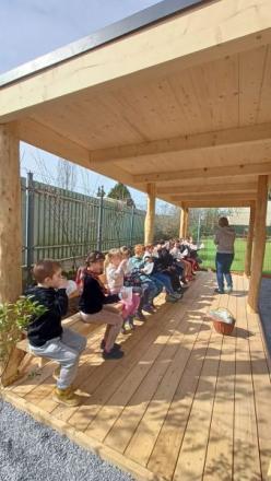 Prvňáčci testují venkovní učebnu